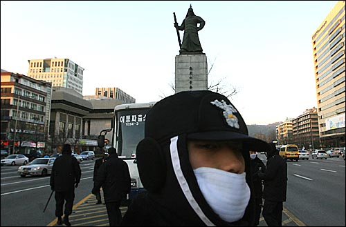 황우석 서울대 교수의 줄기세포 연구재개를 요구하며 지난 4일 새벽 서울 광화문 네거리 이순신 장군 동상 앞에서 정해준(59)씨가 온몸에 신나를 붓고 분신자살했다. 